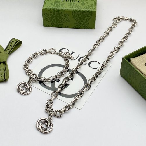 套搞定日常穿搭！雙 G 風格經典套組，愛心項鍊 + 古巴鏈手鐲完美搭配，低調又有高級感。