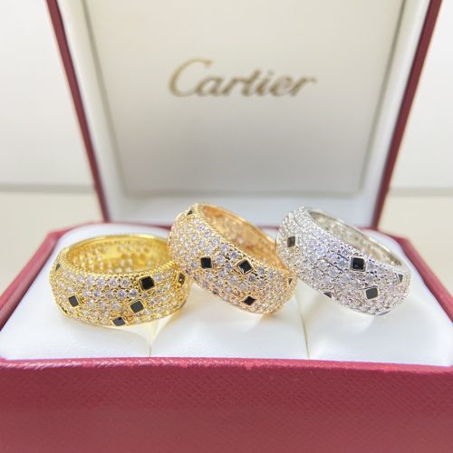 滿鑲的鑽石模擬皮毛光澤，是很有辨識度的輕奢款。