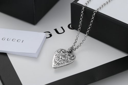 復古立體愛心雕刻項鍊｜做舊純銀質感｜男女同款情侶飾品Vintage 3D Heart Carved Necklace | Antique Silver Finish | Unisex Couple Jewelry